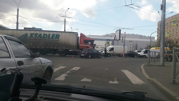 Опель попал под грузовик на перекрёстке Якорной и Металлистов.