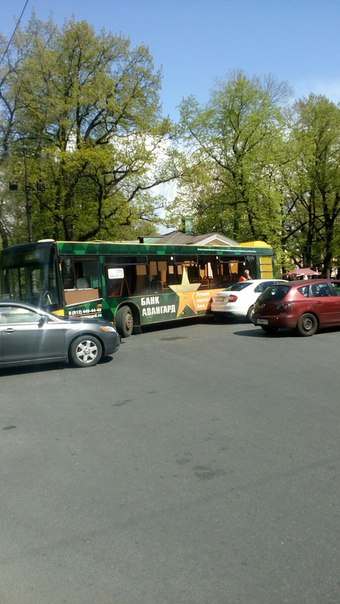 На Сенатской площади автобус и такси каким то неведомым образом не поделили дорогу... 14:30. Служб н...