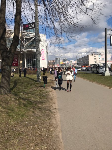 В Европолисе сейчас горит машина на подземной парковке. Посетителей просят покинуть ТЦ