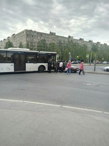 ВАЗ не проскочил перед автобусом на перекресике Коллонтай и Товарищеского