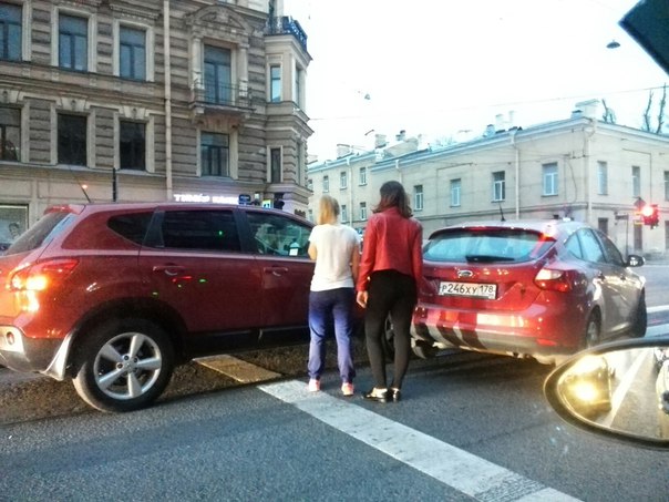 Две девушки на красных паркетниках. На Литейном проспекте перед улицей Жуковского.