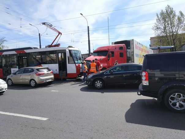 На Благодатной, напротив Юлмарта, Фура устроив ДТП с трамваем , перекрыла проезд в сторону Витебског...