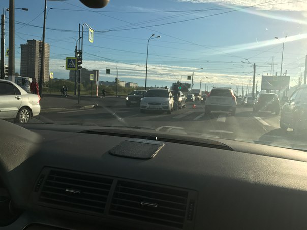 Пересечение Петергофского шоссе и Доблести со стороны Стрельны пробка