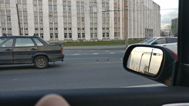 Трио на въезде на Невский путепровод со стороны Московской. Ожидают дпс.