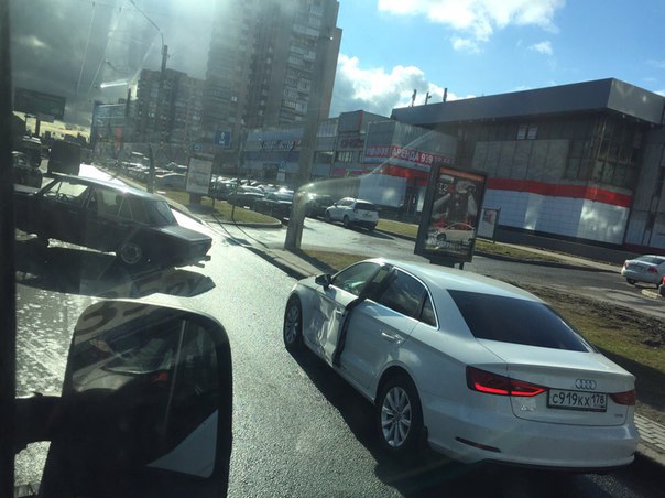 Жигули и Audi утром у метро Ленинский проспект заняв два ряда создали огромную пробку