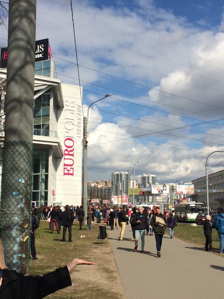 В Европолисе сейчас горит машина на подземной парковке. Посетителей просят покинуть ТЦ