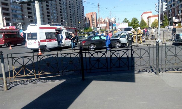 Страшная авария на перекрестке Савушкина и Туристской! Пострадавшего вырезают из машины