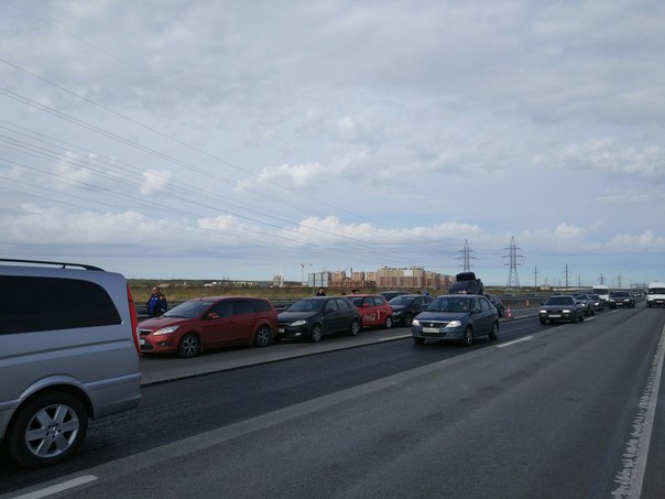 Паровоз из 7 машин и одной сбоку на каде, возле съезда на юз таможенный пост в направлении таллинско...