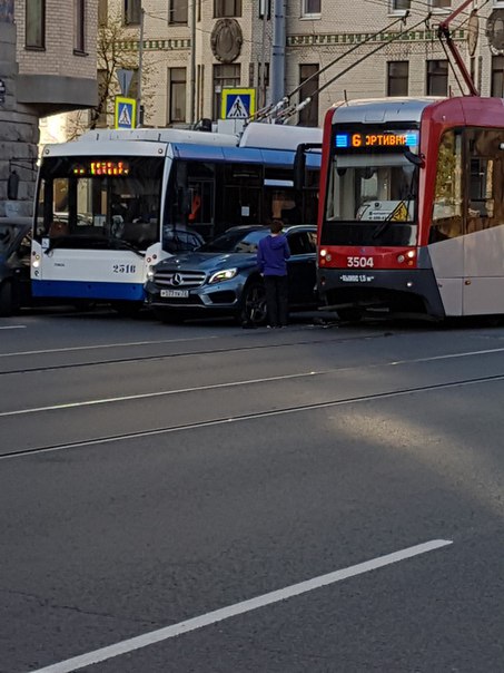 Mercedes и трамвай сильно притерлись на углу 12 линии и среднего проспекта. В.О. Пробка на среднем.