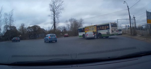 На площади Вокзальной улицы и Локомотивного проспекта в Петро-Славянке 368 автобус не заметил Шеврол...