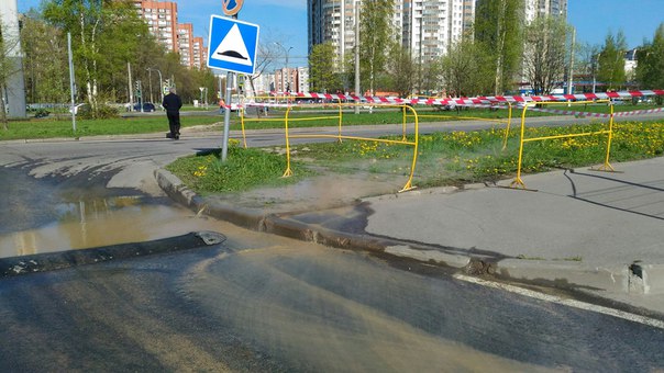 У Ленты на Руставели прорвало трубу с горячей водой.Из под земли пробиваются ржавые фонтанчики кипят...