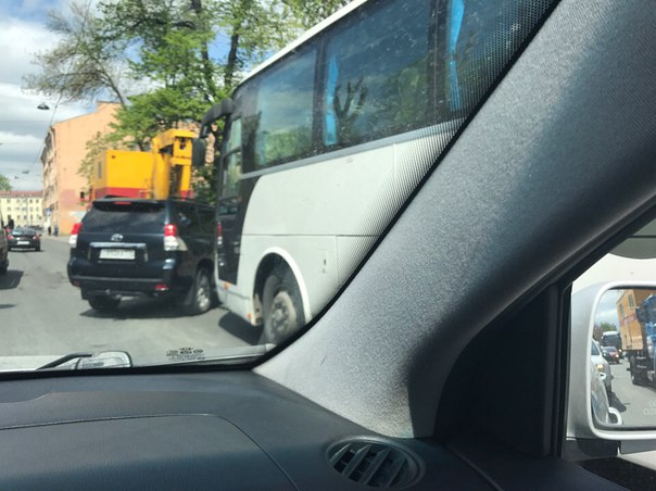 Сломался автобус на Старо-Петергофском 20. Готовят к буксировке, пробка от Нарвской