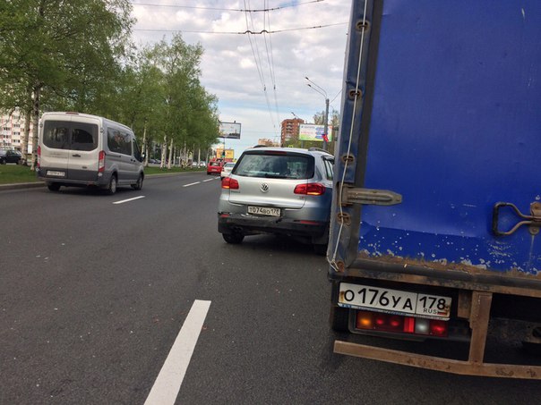 На Светлановском проспекте, там где он проходит в Муринском парке , ВАЗ 2114 ударил сзади Тигуан, к...