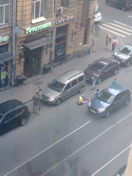 На Чапаева 5 Renault Сандеро сбил девушку, которая переходила дорогу вне перехода. Трамвай встал, проех...