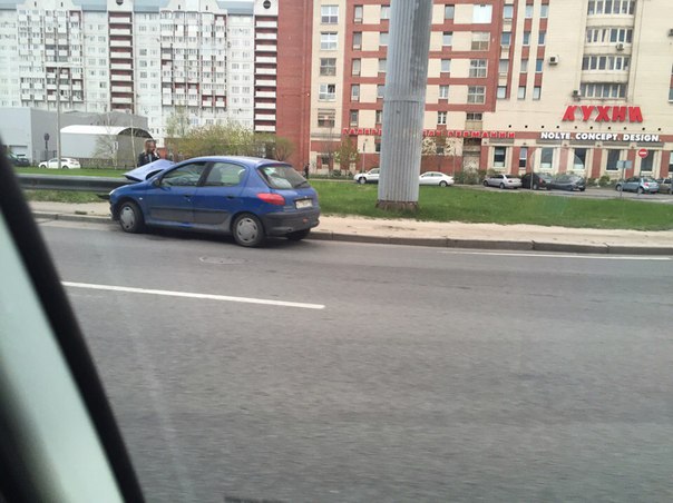 На поворот с Савушкина на Планерную при въезде на мост, Стоит одна,второго участника не видно.