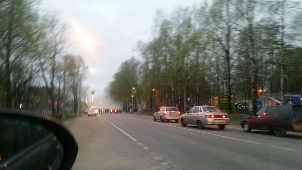 Задымилась машина в Кировске. Приехало много полицейских и 2 пожарные машины