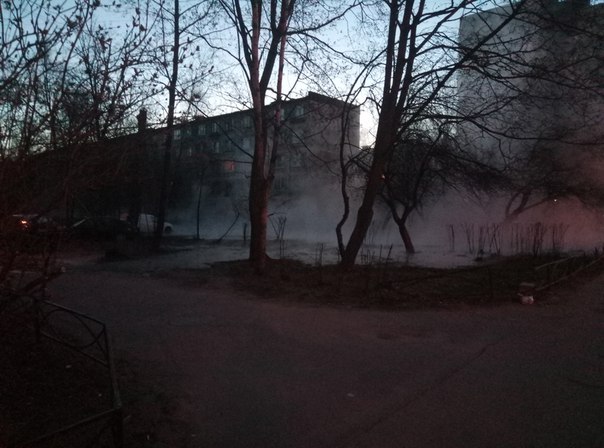 Пробился горячий источник на Народной улице,между 82 и 86 домами.