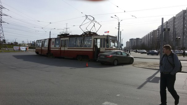 На перекрестке Казакова и Десантников столкнулись трамвай и Ford. Проезд по Казакова в сторону Жуков...