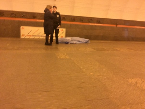 На платформе станции метро "Проспект Большевиков" умер человек