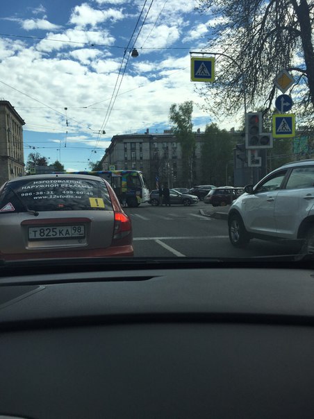 Маршрутка догнала mercedes на Площади Климова (та,что на пересечении Сампсониевский-Кантемировская) ...