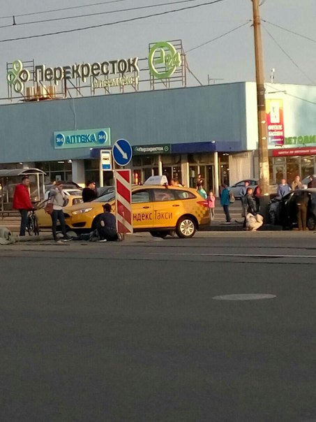 На пересечении Просвещения и Брянцева,у магазина окей, произошло столкновение машины Яндекс такси и ...