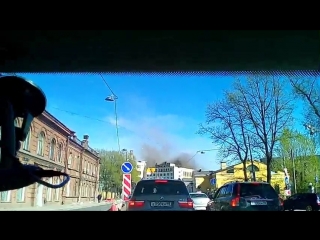 На Уральской недалеко от Ленты горит крыша здания, если не ошибаюсь. Много дыма, пожарные уже бегают...