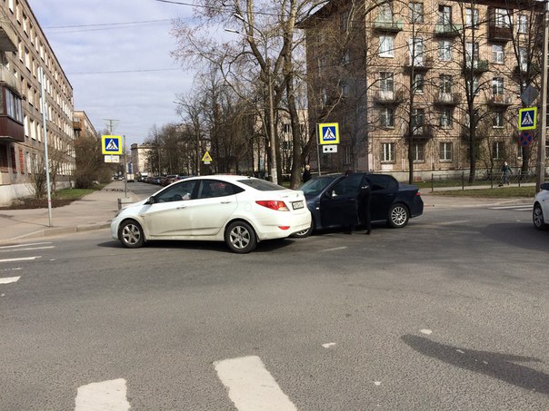 Угол Елизарова и Пинегина, только что. Девушка на солярисе выехала с пинегина под уступи дорогу на п...