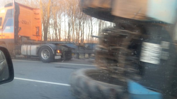 Трактор упал набок на Кингисеппском шоссе у Телези в сторону С-ПБ. Объезжают его по встречке.