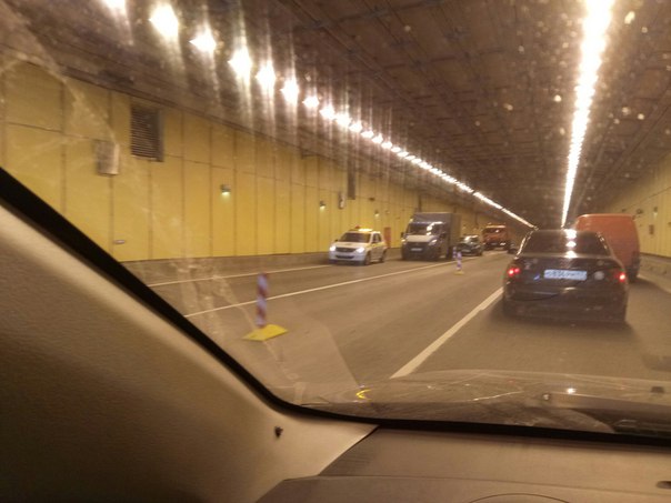 ДТП в тоннеле в сторону Ломоносова.движение перекрыто.