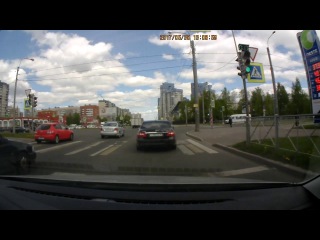 Видео ДТП на перекрестке Сизова и Королева 30 мая