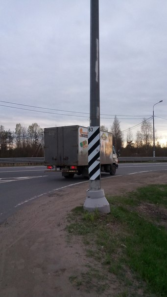 Товарищ на грузовике, сдавая задом на парковке ударил припаркованный автомобиль, и видя это бессове...