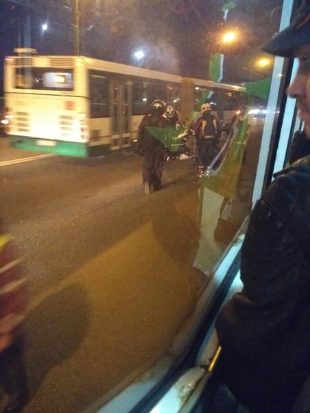 На Невском путепроводе мотоциклист врезался в автобус 56 маршрута в сторону пр.Славы