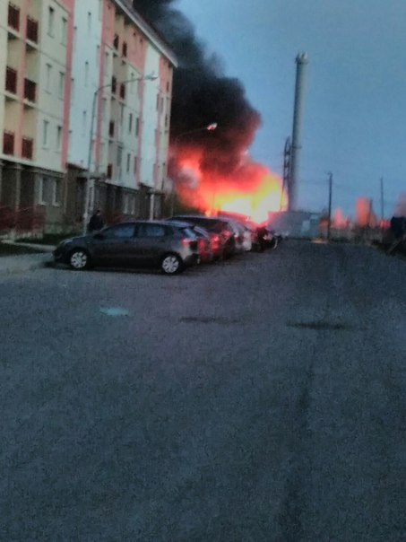 В Петергофе на Птичке возле дома 12 горят сараи! Службы на месте...