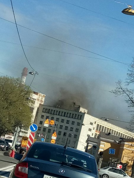 На Уральской недалеко от Ленты горит крыша здания, если не ошибаюсь. Много дыма, пожарные уже бегают...