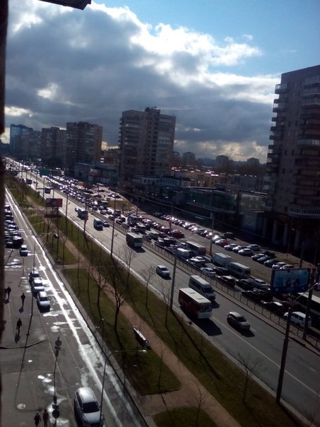 Жигули и Audi утром у метро Ленинский проспект заняв два ряда создали огромную пробку