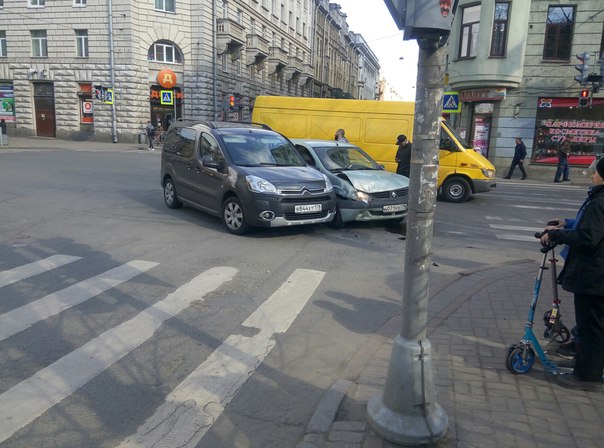 Renault и Ситроен встретились на пересечении Чкаловского проспекта и ул. Ленина. 16.35.