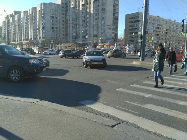На углу Наличной улицы и Одоевского произошло ДТП.