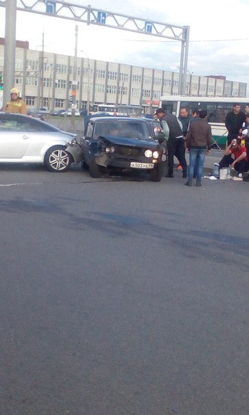 Audi ТТ VS ВАЗ на углу Дунайского и Софийской,есть пострадавшие.