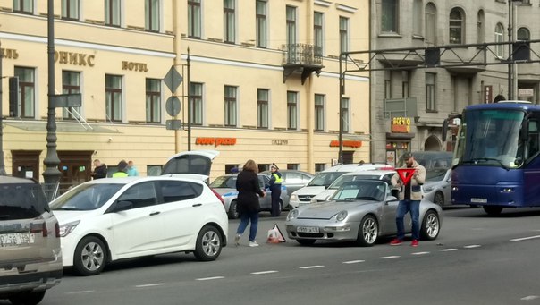 Около галереи porsche въехал в hyundai, движению не мешает особо, дпс на месте, актуально 10:17