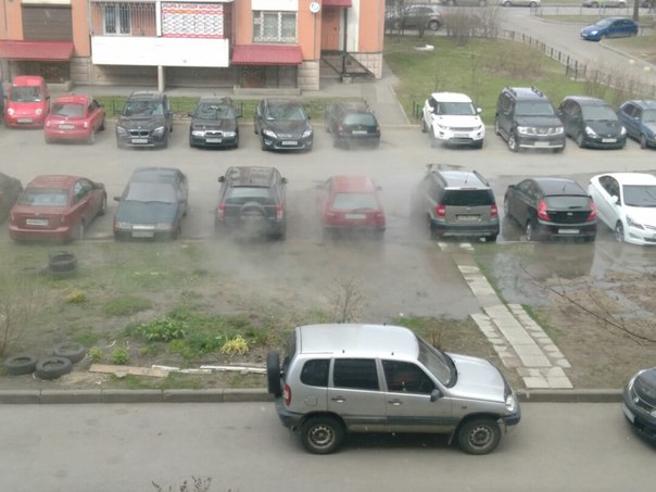 Прорвало трубу с горячей водой. Проспект северный дом 63 корпус 2. Аварийной бригады нет!!!