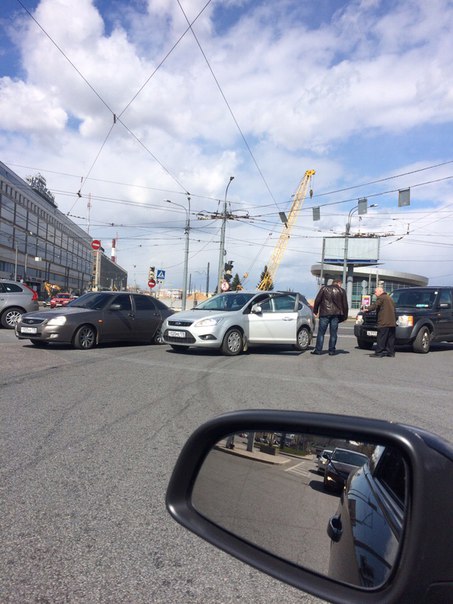 ДТП перед мостом Александра Невского. Невнимательность и объяснение кто где должен был ехать