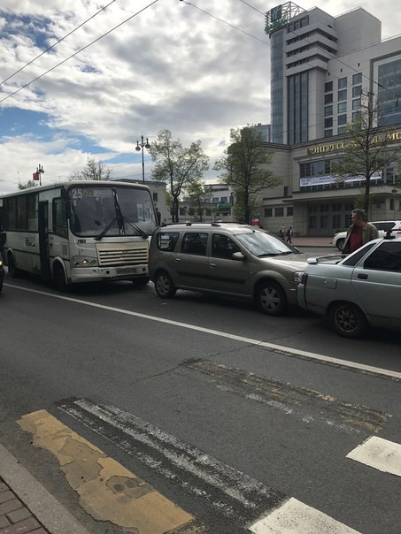 Маршрутка въехала впереди идущую машину и создала пробку на Московском проспекте.