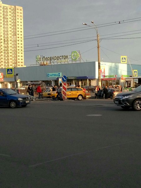 На пересечении Просвещения и Брянцева,у магазина окей, произошло столкновение машины Яндекс такси и ...