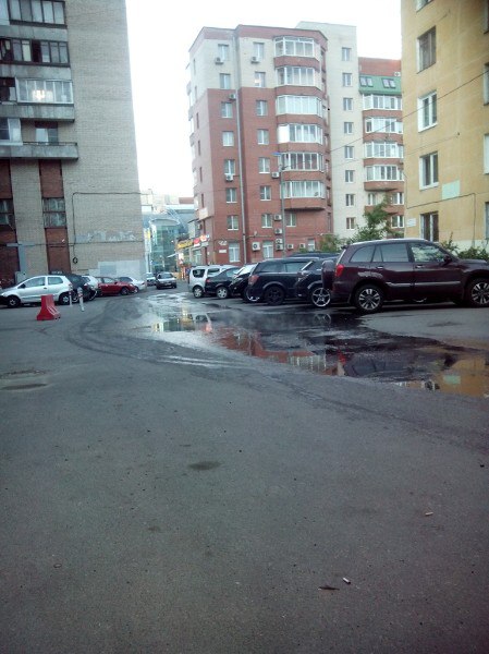 Во дворе дома 127 на Ленинском проспекте прорвало трубу с горячей водой