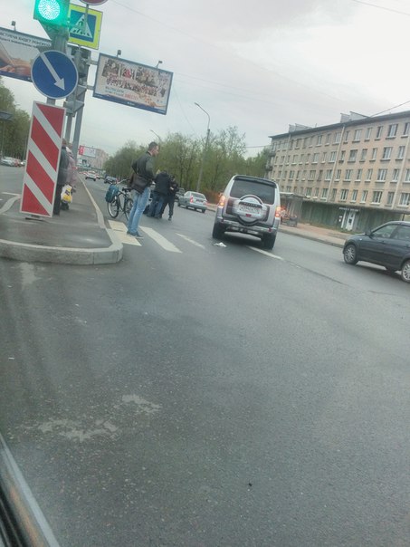 Сбили деда пешехода, угол Ленсовета/Орджоникидзе, на месте полиция, подъехала скорая