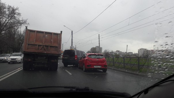 На Петергофском шоссе Перед Лени Голикова, занят правый ряд.