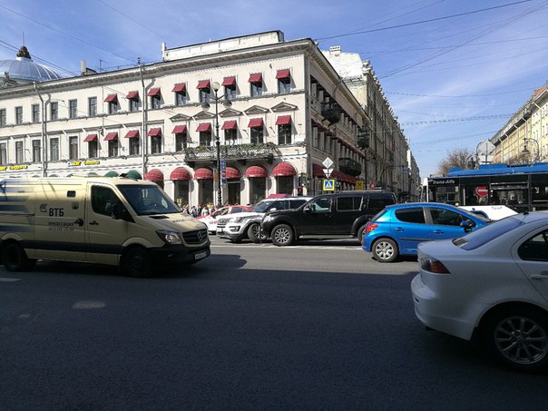 Внедорожники побились в самом центре города , на перекрестке Невского и Большой конюшенной, пробке б...