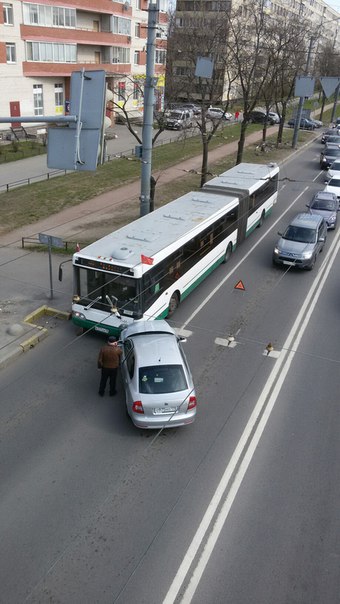 На Будапештской , после перекрёстка с проспектом Славы. Легковушка атаковала встречный автобус