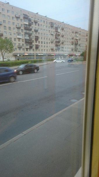 Что-то происходит на Пограничника Гарькавого. Полиция перекрыла путь трамваям и не пропускает машины...
