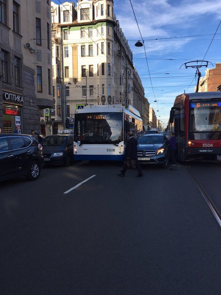 Mercedes и трамвай сильно притерлись на углу 12 линии и среднего проспекта. В.О. Пробка на среднем.